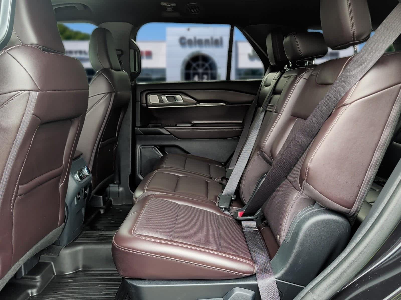 Used 2025 Ford Explorer Platinum AWD/4WD image 32