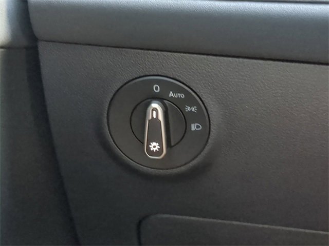 Certified 2025 Volkswagen Taos SE image 26