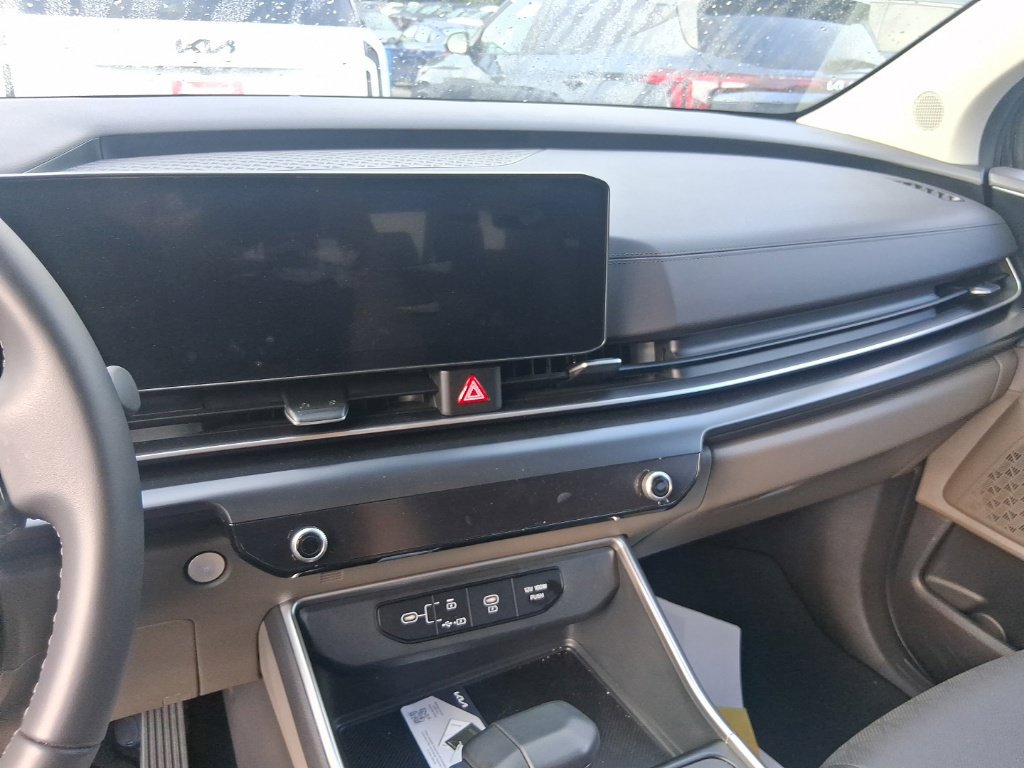 Certified 2026 Kia Carnival FWD image 11