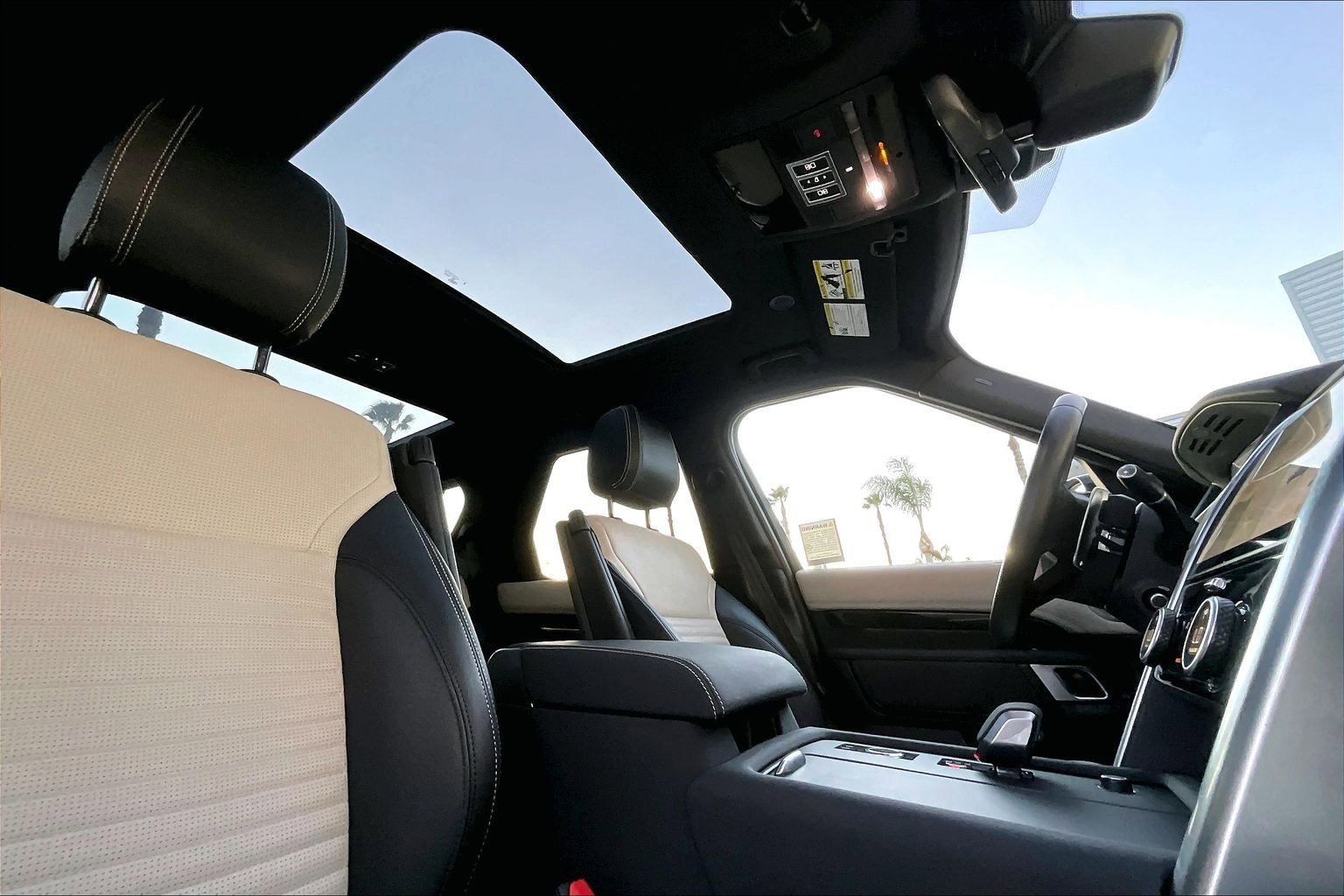 Used 2023 Land Rover Discovery S R-Dynamic image 21