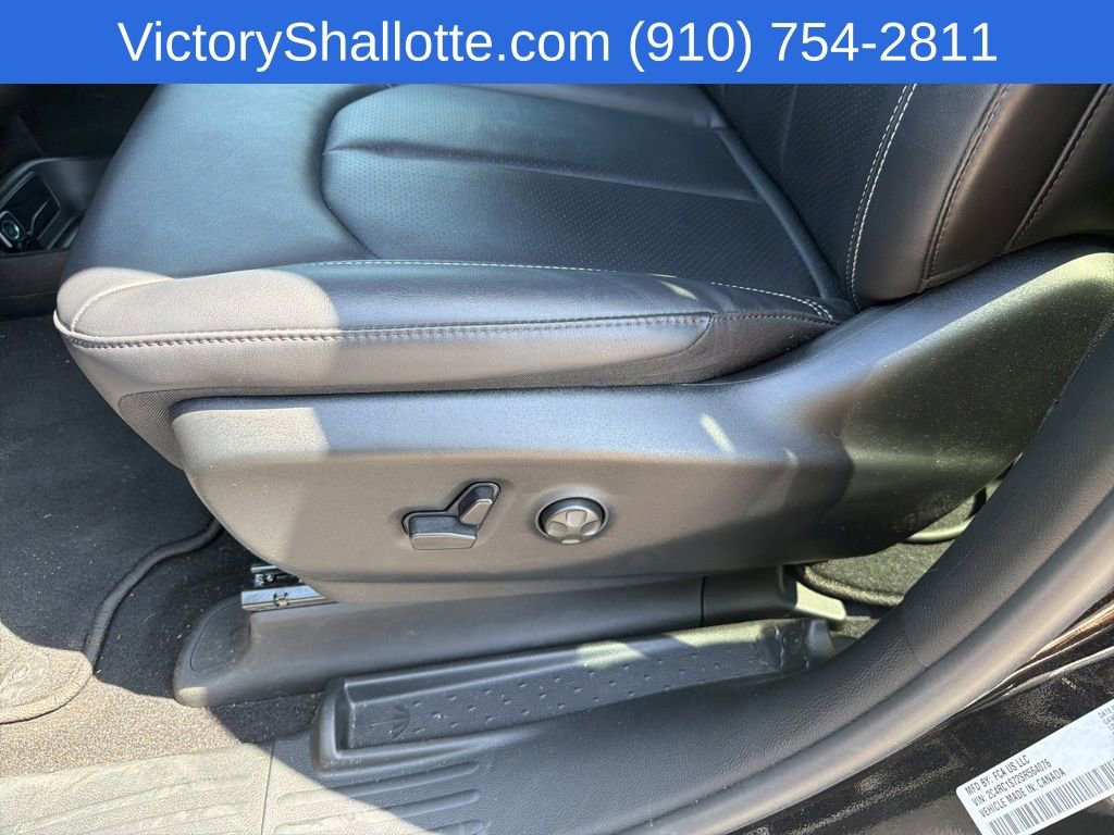 Used 2025 Chrysler Pacifica Select FWD image 14