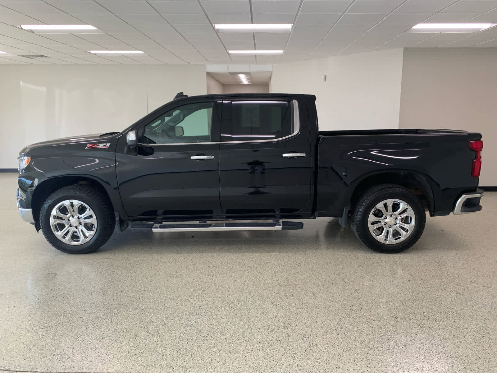 Used 2023 Chevrolet Silverado 1500 LTZ w/ Technology Package AWD/4WD image 12