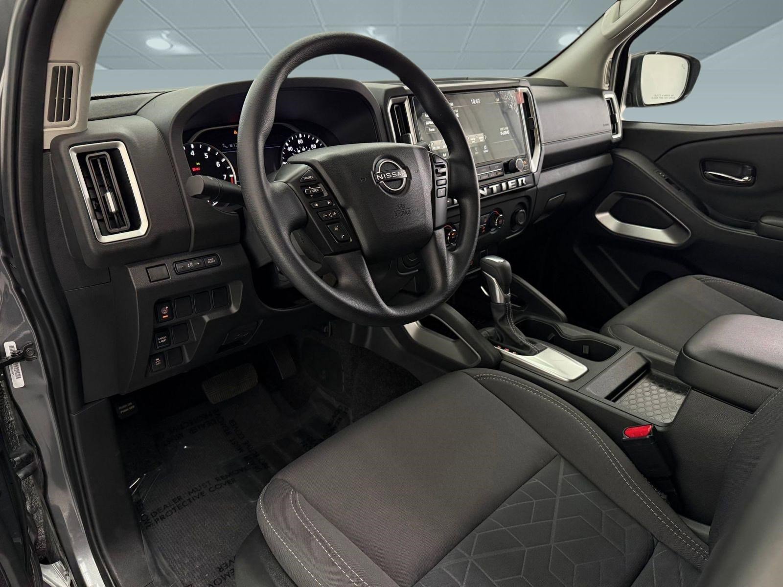 Used 2025 Nissan Frontier SV image 4