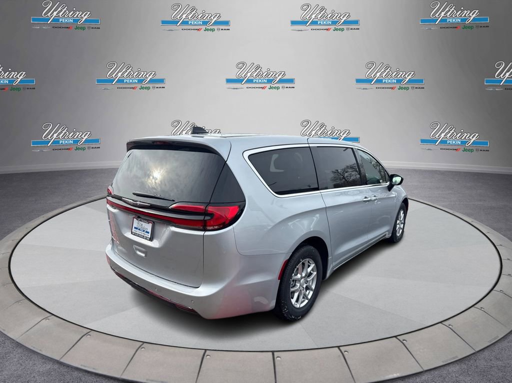 New 2026 Chrysler Pacifica Select image 3