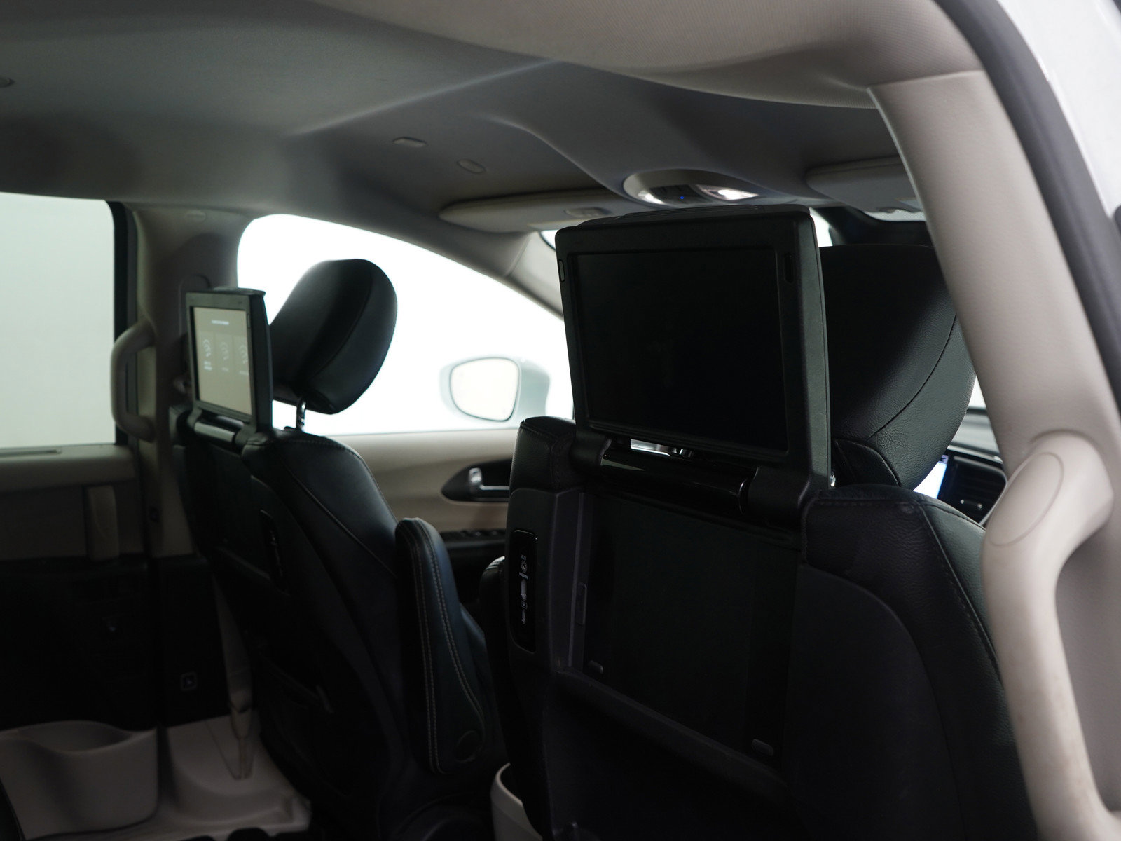 Used 2022 Chrysler Pacifica Touring-L w/ Uconnect Theater Family Group image 13