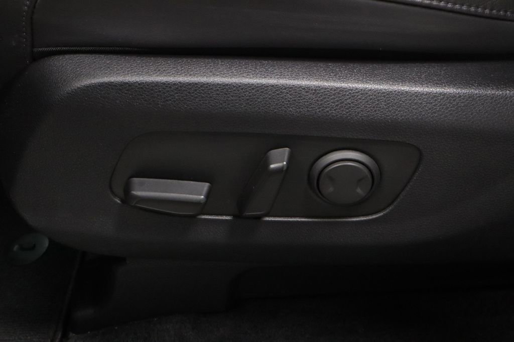 Used 2024 Kia Carnival LX FWD image 25