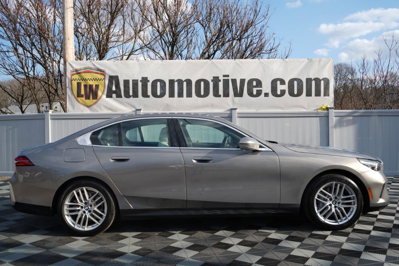 Used 2024 BMW 530i xDrive 530i xDrive Sedan w/ Convenience Package image 4