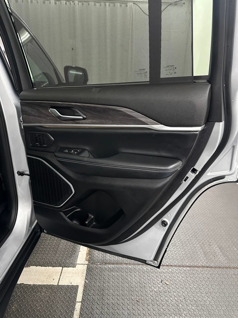 Used 2023 Jeep Grand Cherokee 4WD 4xe w/ Luxury Tech Group II image 32