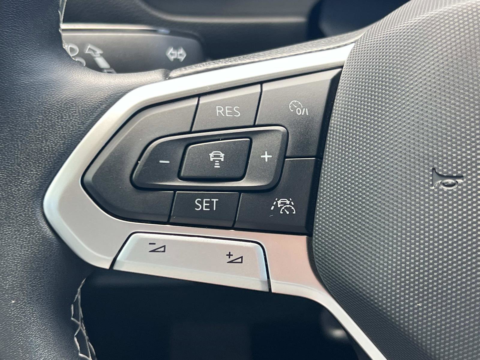 Certified 2023 Volkswagen Tiguan SE w/ Panoramic Sunroof Package FWD image 9
