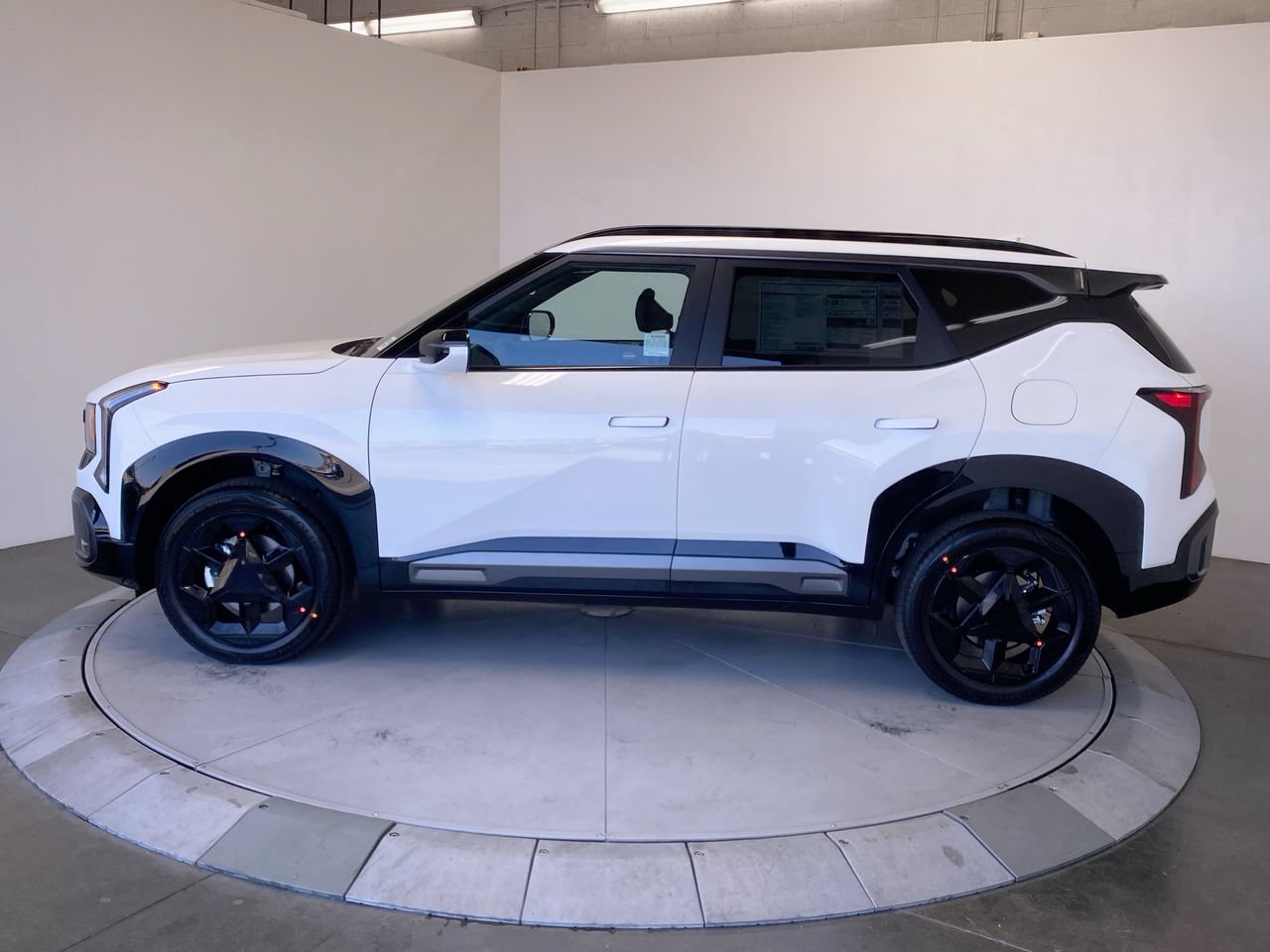 New 2027 Kia Seltos X-Line S w/ X-Line S Premium Package AWD/4WD image 2
