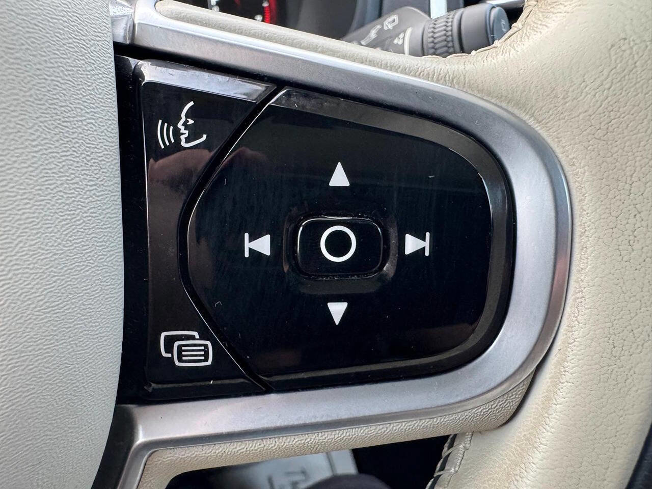 Used 2019 Volvo XC90 T6 Momentum w/ Advanced Package image 19