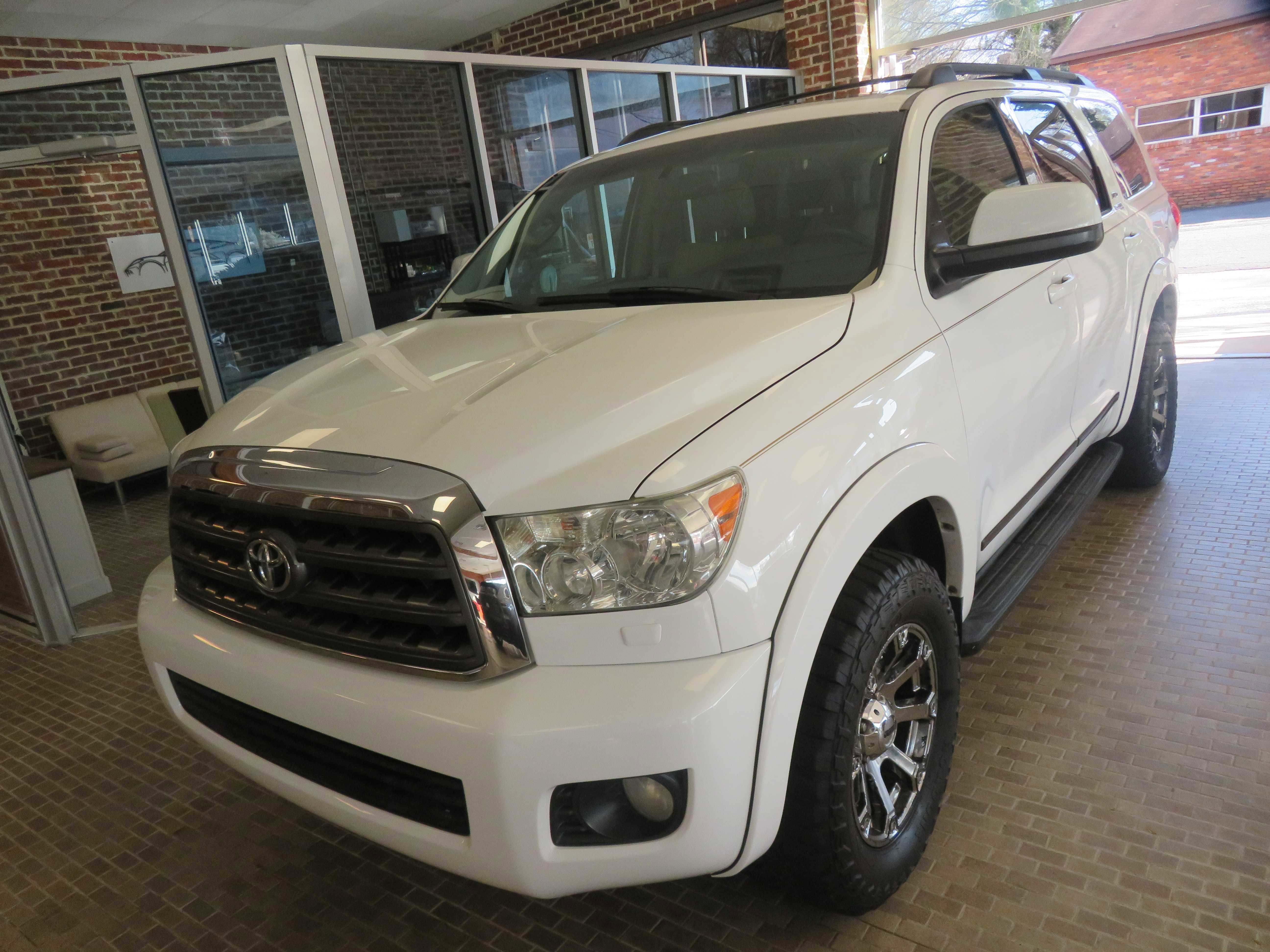 Used 2015 Toyota Sequoia SR5 w/ Premium Package image 84