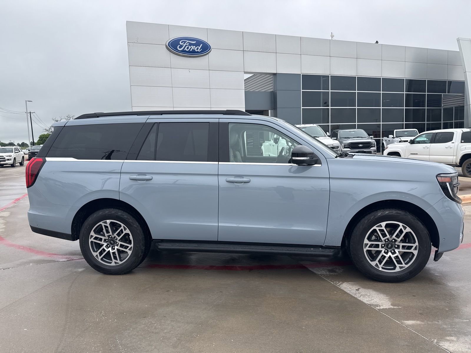 Used 2025 Ford Expedition Active image 2