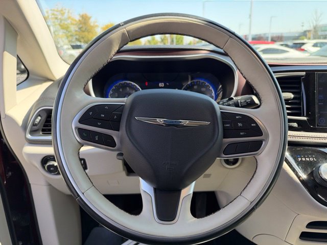 Used 2017 Chrysler Pacifica Limited w/ Tire & Wheel Group FWD image 13