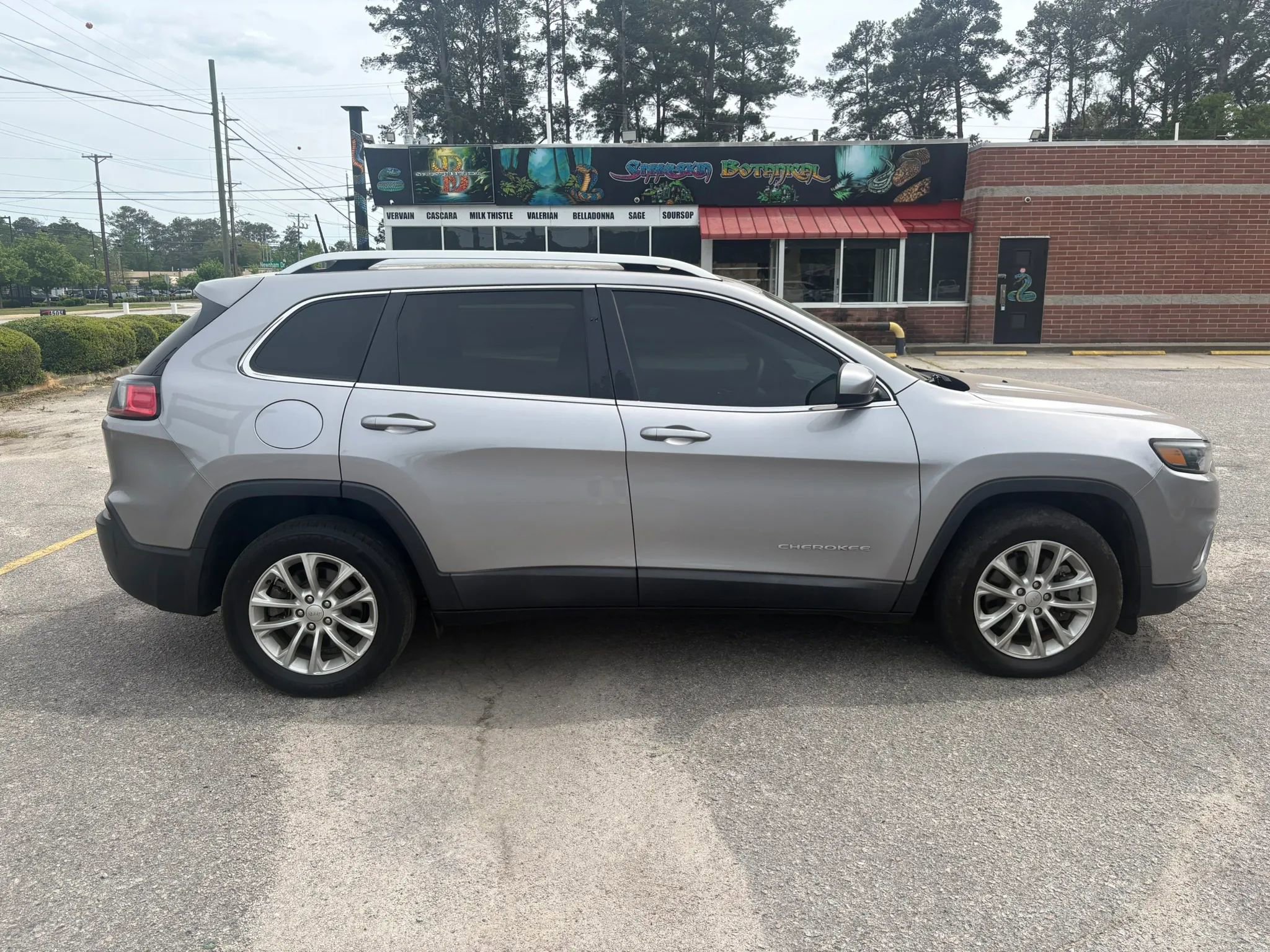 Used 2019 Jeep Cherokee Latitude w/ Popular Appearance Group image 4