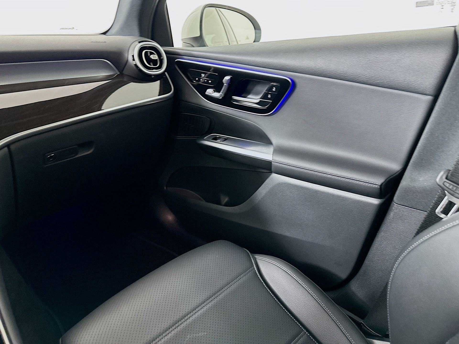 Certified 2025 Mercedes-Benz GLC 300 image 24