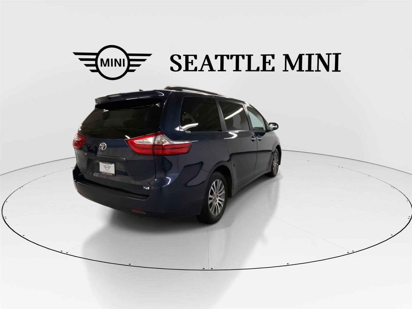 Used 2018 Toyota Sienna XLE image 11