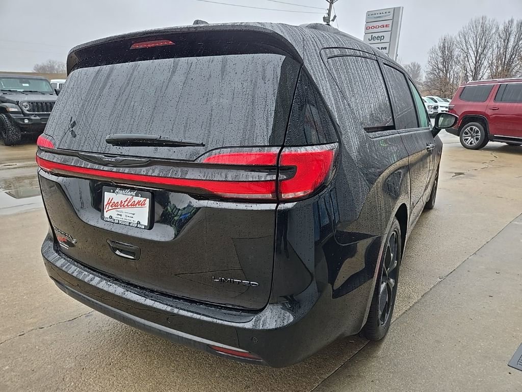 Used 2025 Chrysler Pacifica Limited image 10