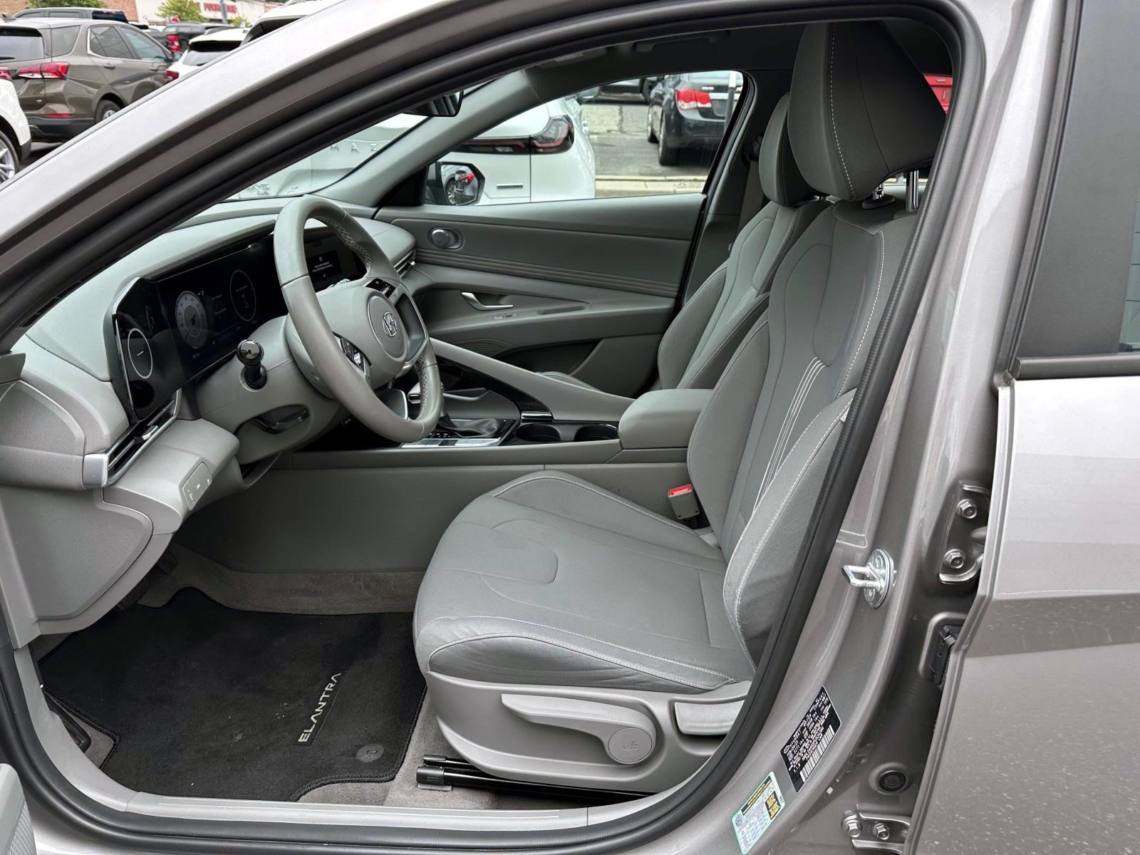 Used 2023 Hyundai Elantra SEL w/ Convenience Package FWD image 11