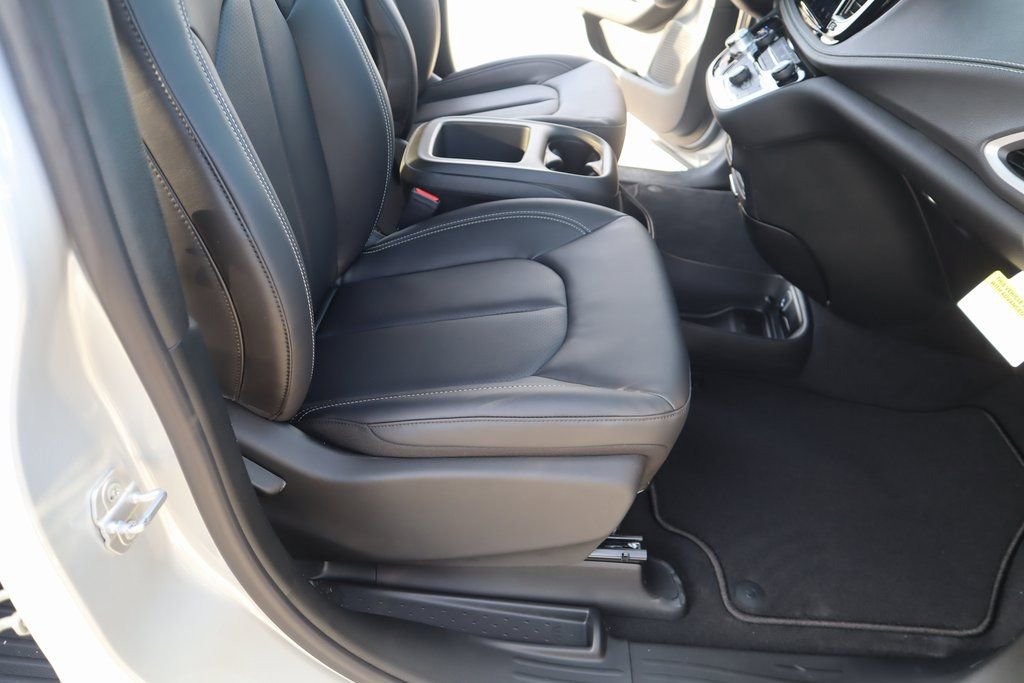 New 2026 Chrysler Pacifica Select image 15