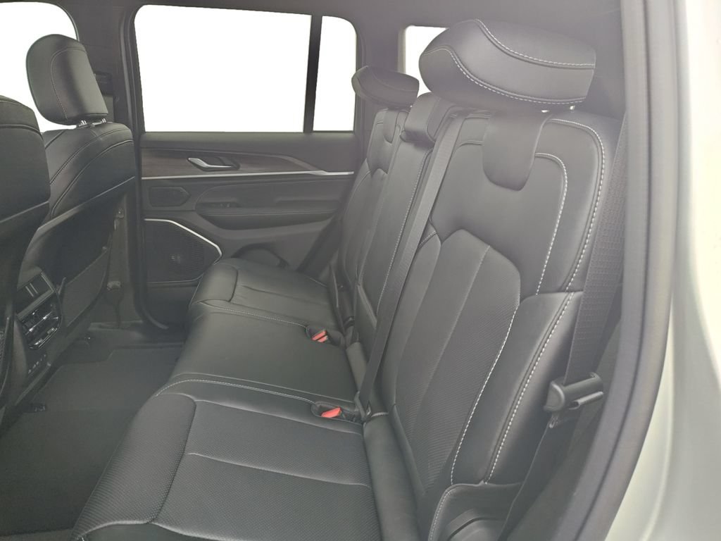 Used 2026 Jeep Grand Cherokee Limited AWD/4WD image 13