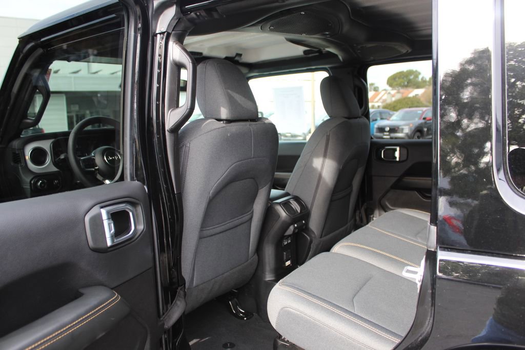 Used 2025 Jeep Wrangler Unlimited Sahara image 14