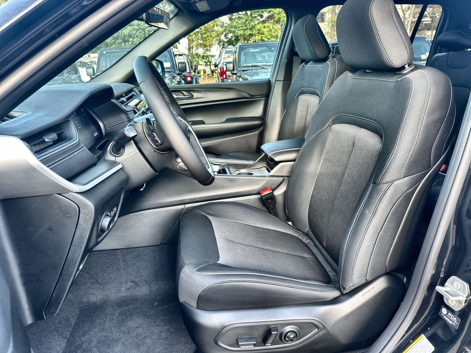 New 2025 Jeep Grand Cherokee L Laredo w/ Luxury Tech Group I AWD/4WD image 13