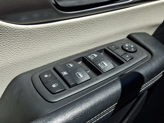 Certified 2023 Chrysler Pacifica Touring-L FWD image 26