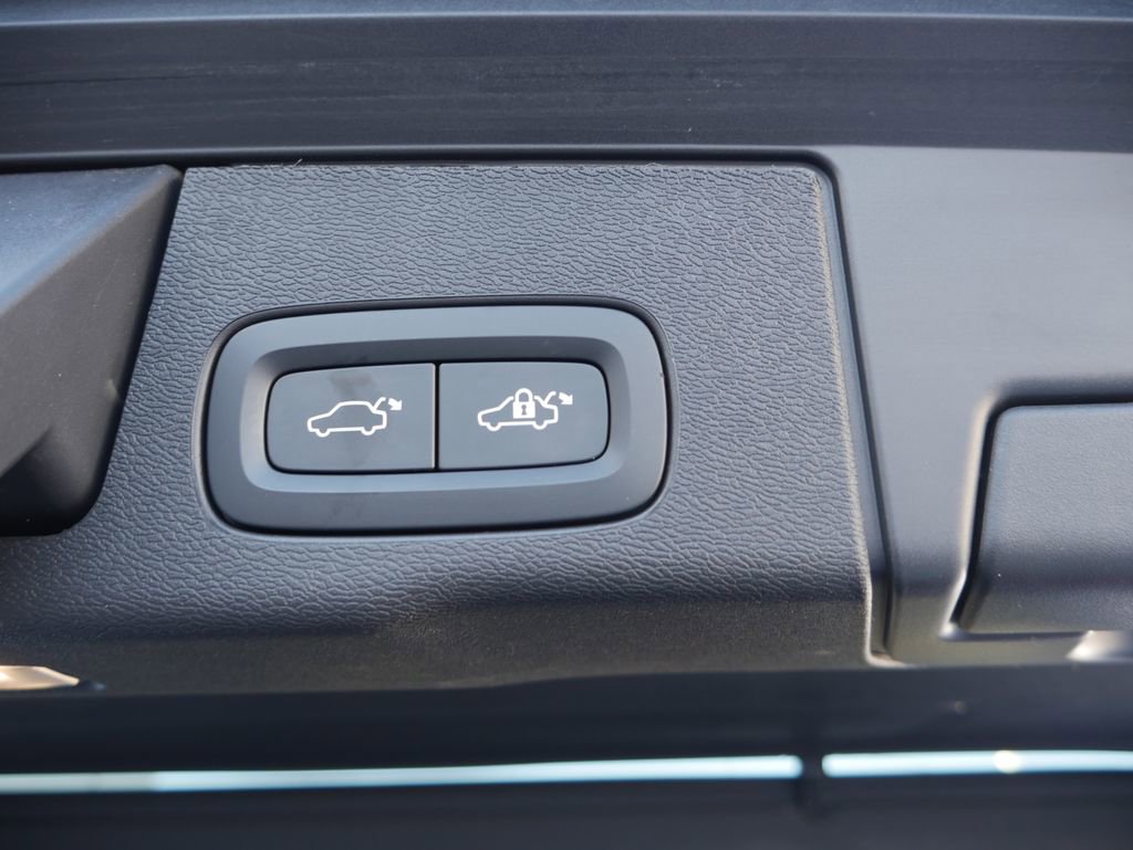 Used 2023 Volvo XC60 T8 Ultimate w/ Climate Package image 26