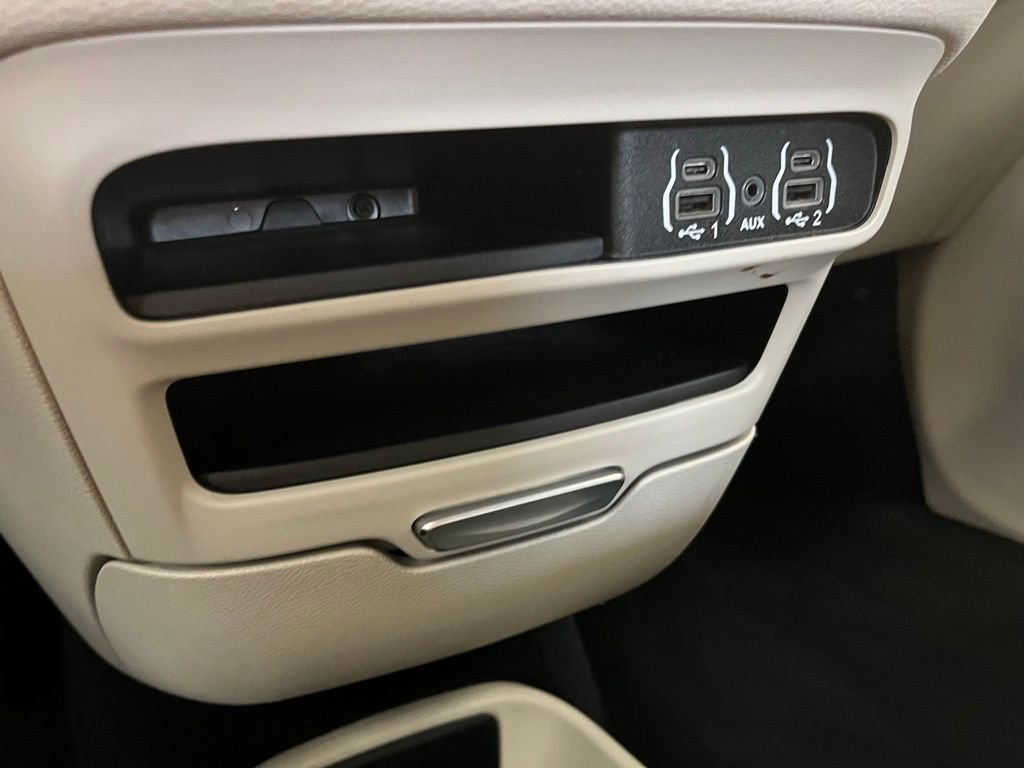 Used 2024 Chrysler Pacifica Select image 26