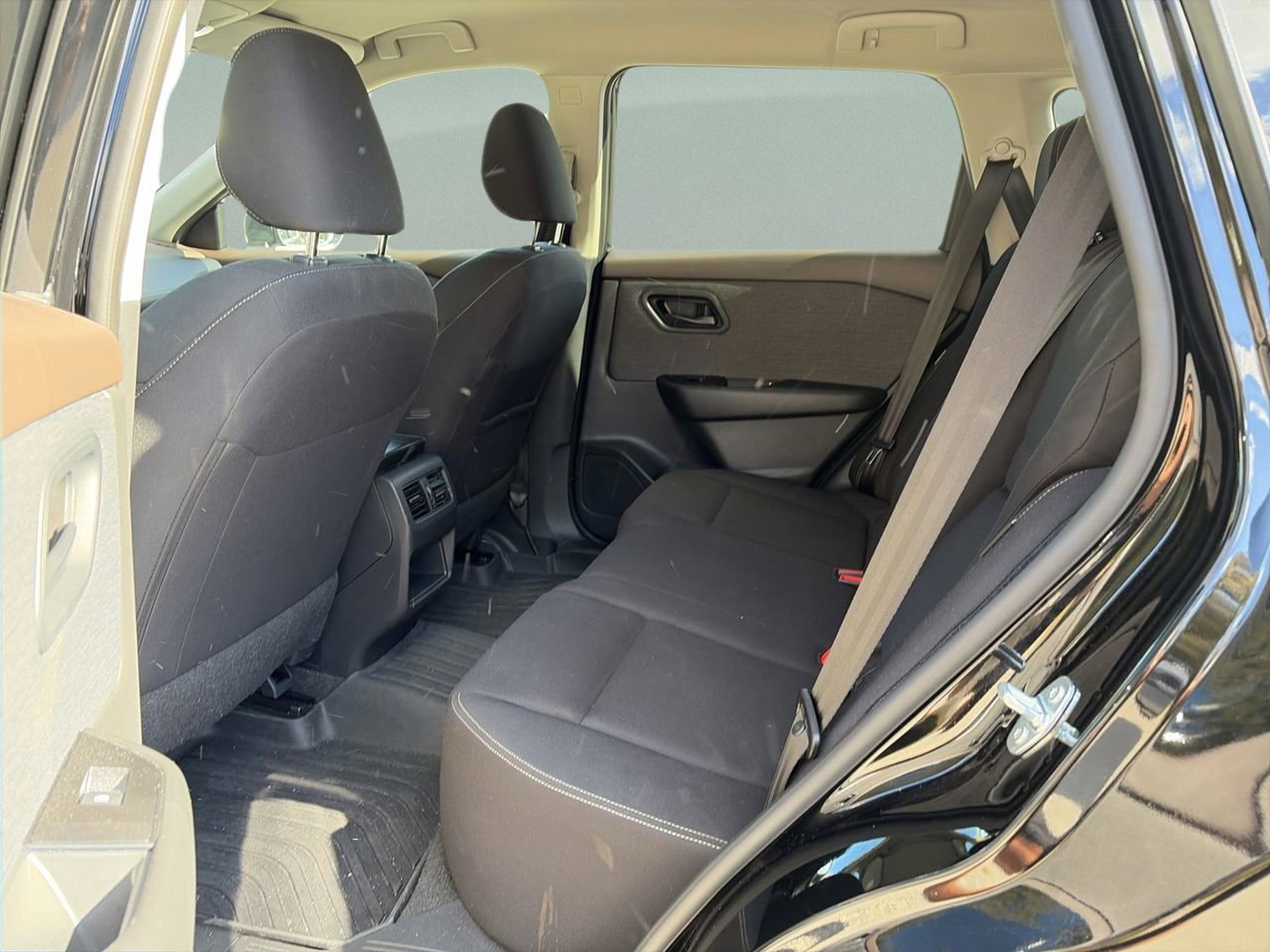 Used 2023 Nissan Rogue S image 15