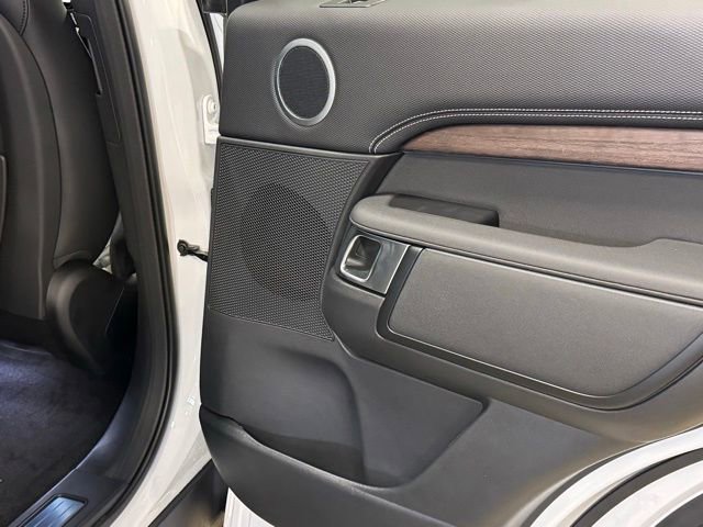 New 2024 Land Rover Discovery Dynamic SE image 31