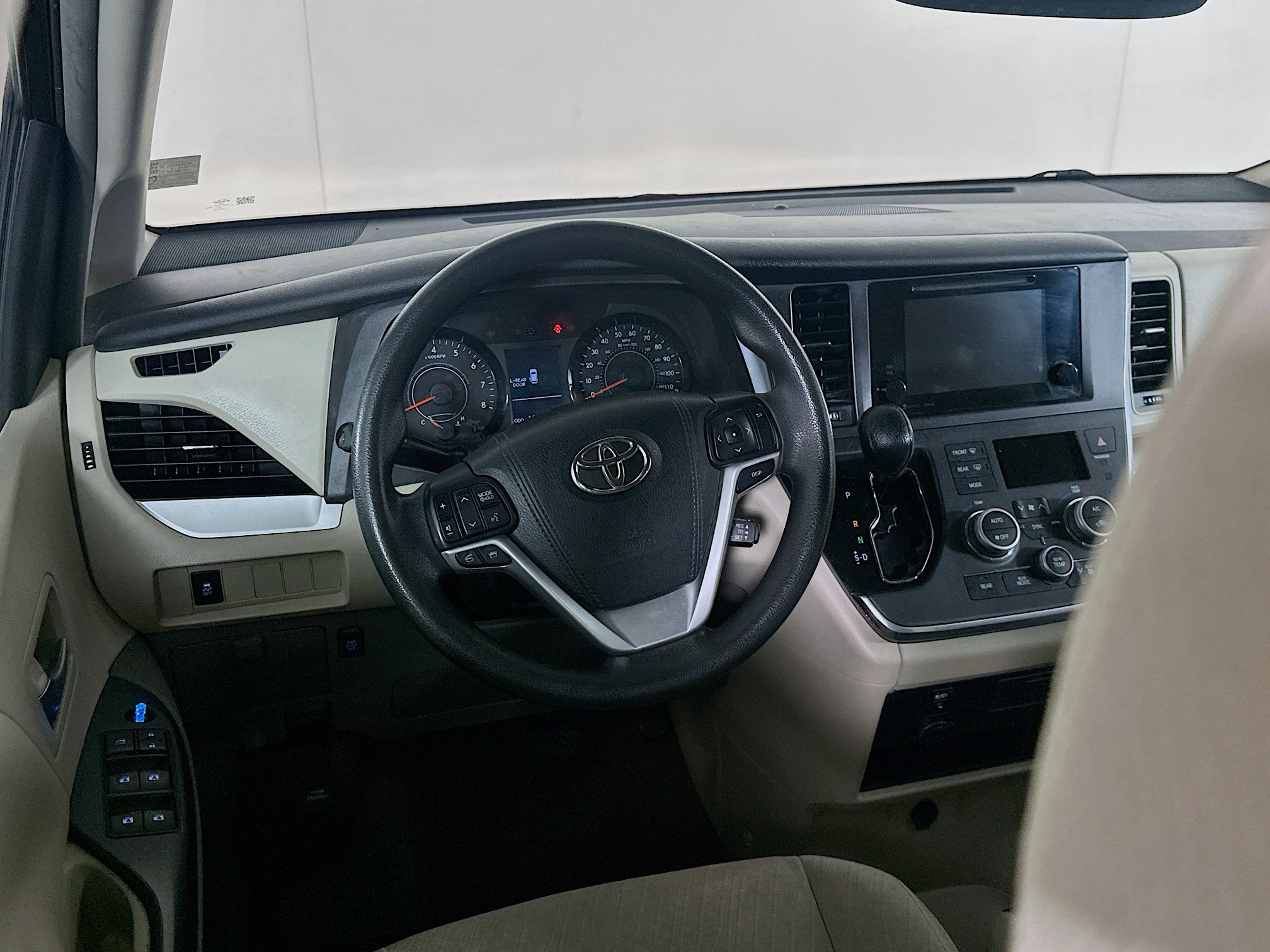 Used 2017 Toyota Sienna LE image 18