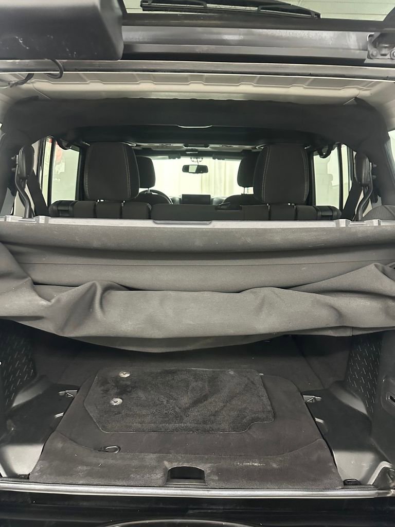 Used 2017 Jeep Wrangler Unlimited Sahara w/ Connectivity Group image 30