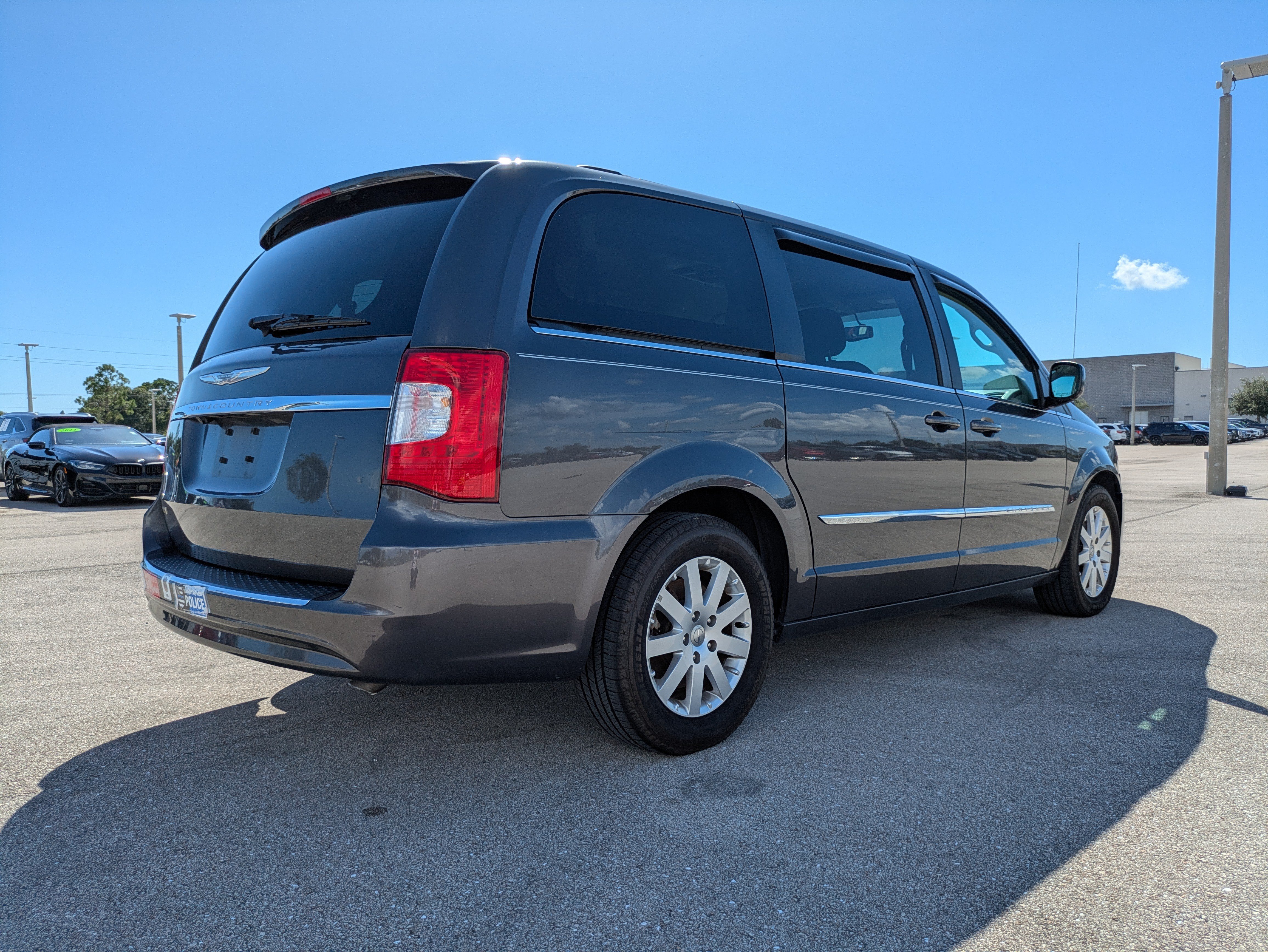 Used 2016 Chrysler Town & Country Touring FWD image 4