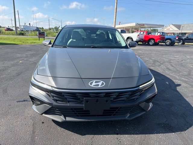 Used 2025 Hyundai Elantra Limited FWD image 2