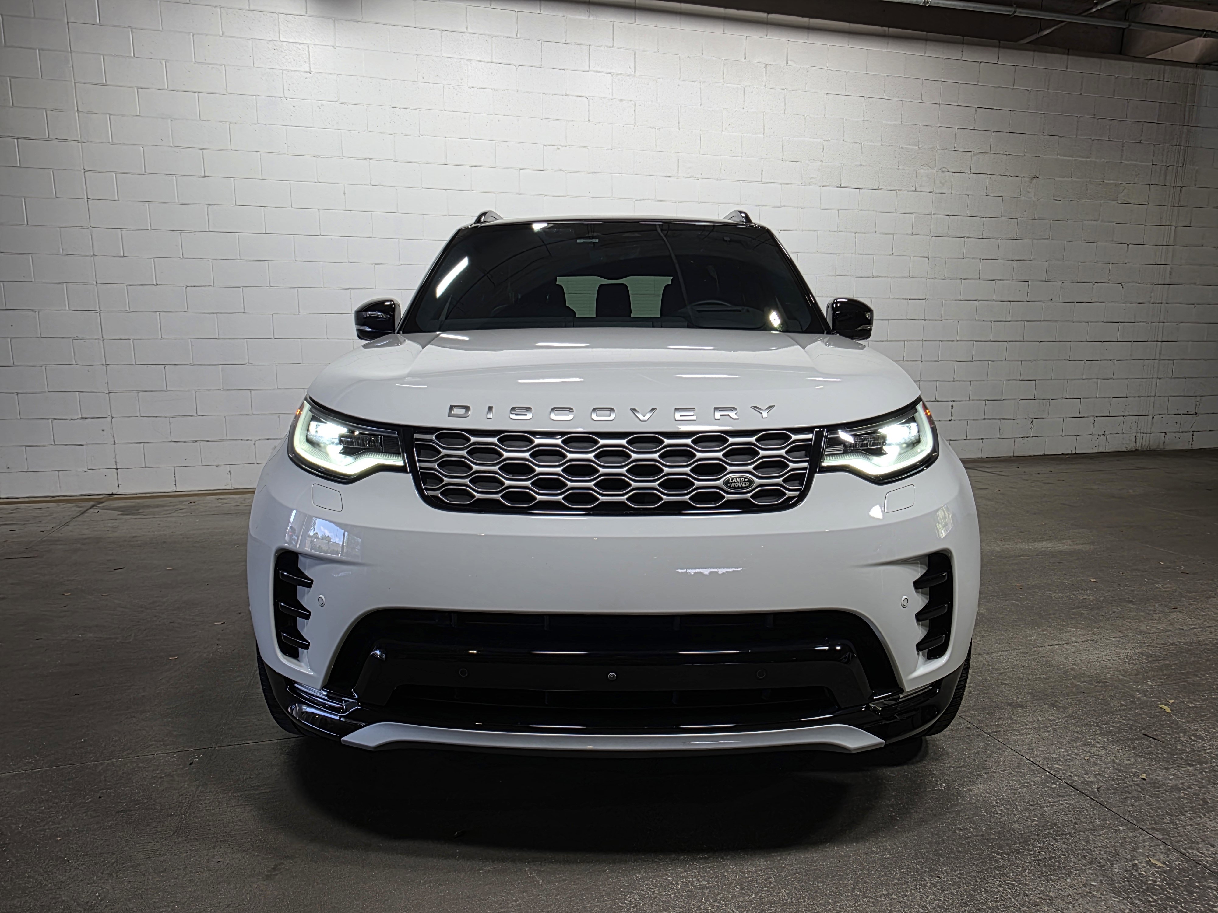 Used 2024 Land Rover Discovery Metropolitan Edition image 8