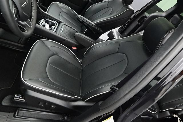 Used 2026 Chrysler Pacifica Limited FWD image 11