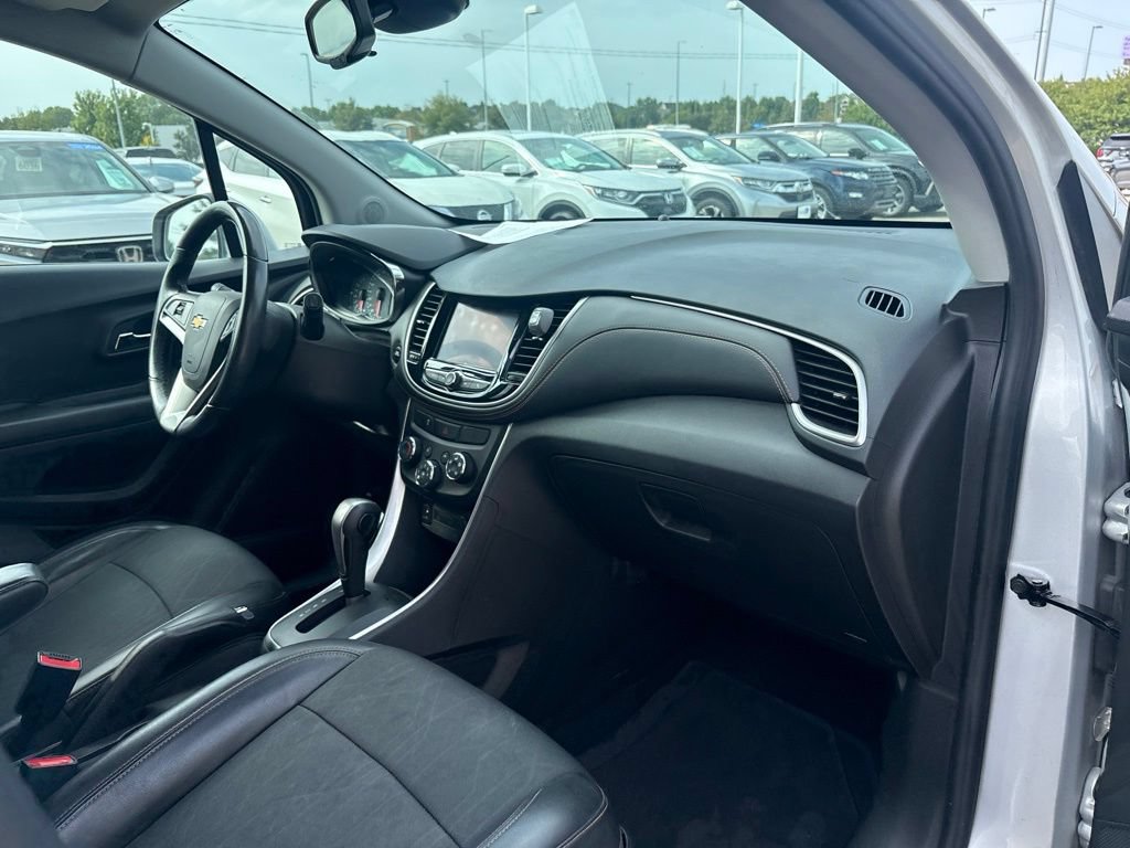 Used 2022 Chevrolet Trax LT w/ LT Convenience Package AWD/4WD image 23