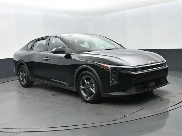 Used 2025 Kia K4 FWD image 2