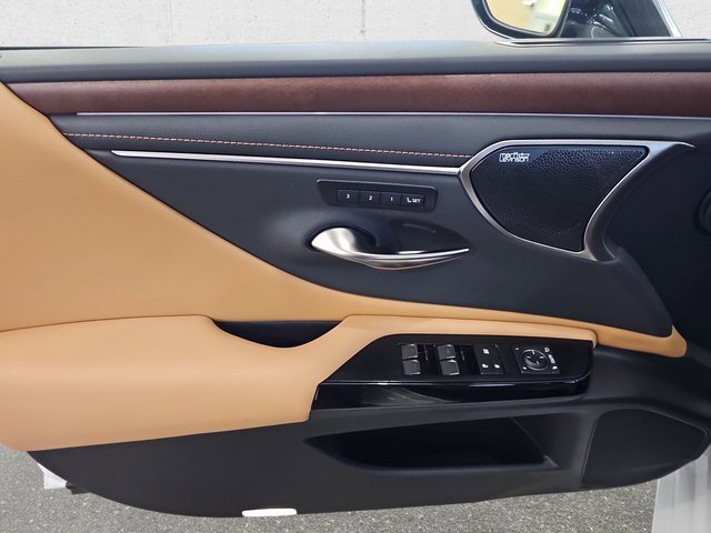 Certified 2025 Lexus ES 300h Ultra Luxury w/ Accessory Package (Z2) image 28