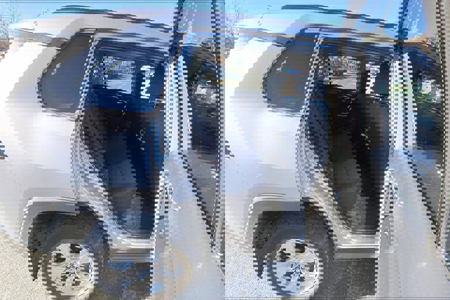 Used 2020 Toyota RAV4 XLE image 19