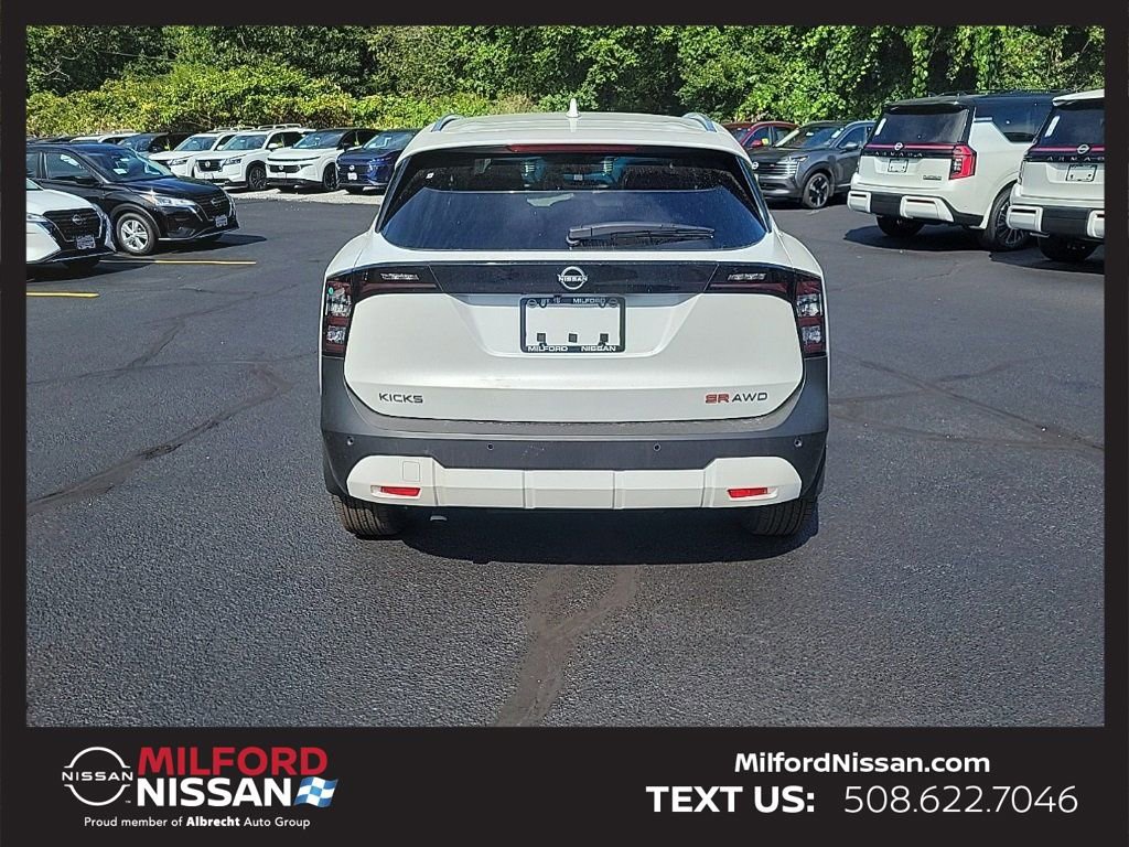 Used 2025 Nissan Kicks SR image 3