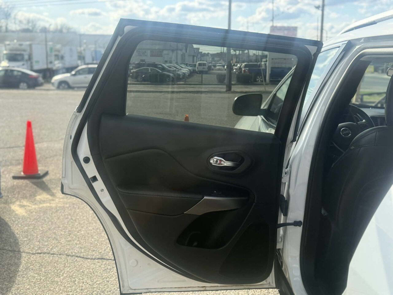 Used 2019 Jeep Cherokee Latitude Plus AWD/4WD image 11