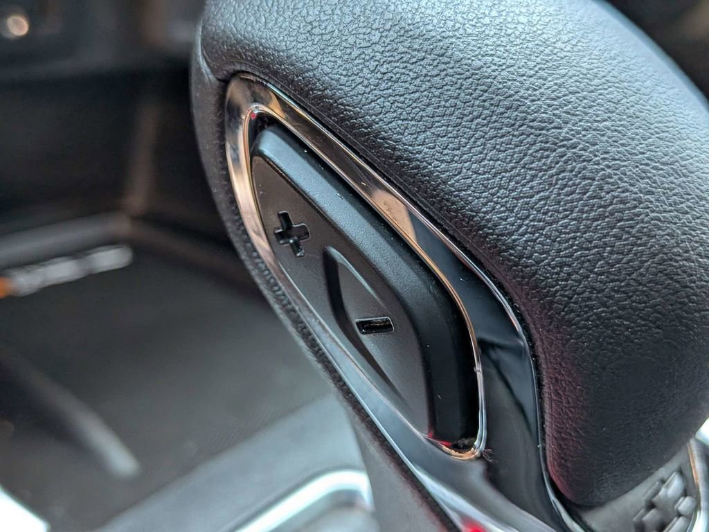 Used 2022 Chevrolet Traverse LT image 24