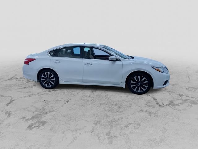 Used 2017 Nissan Altima 2.5 SV w/ Convenience Package FWD image 2
