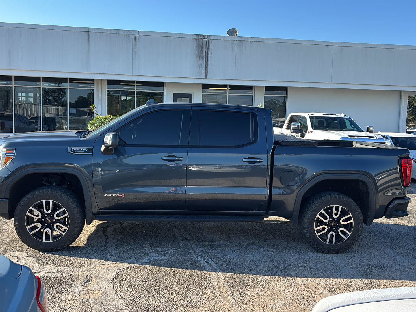 Used 2021 GMC Sierra 1500 AT4 w/ AT4 Preferred Package AWD/4WD image 4