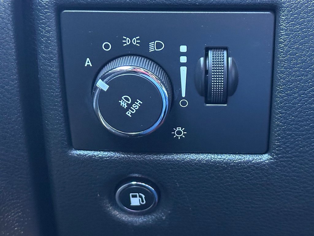 Used 2015 Jeep Grand Cherokee Overland w/ Advanced Technology Group image 31