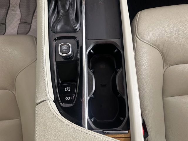 Used 2022 Volvo XC90 T6 Momentum w/ Climate Package image 21