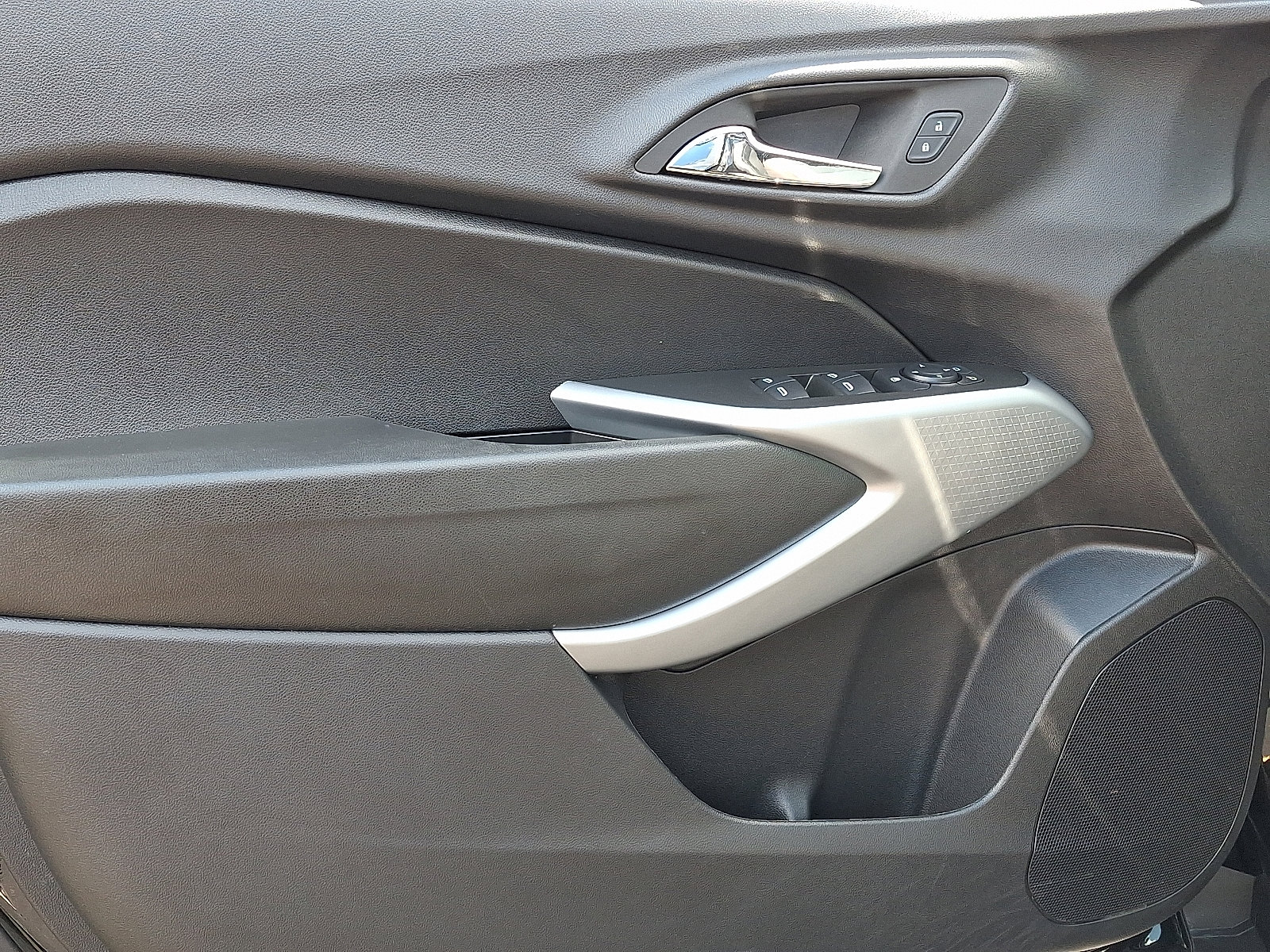 Used 2025 Chevrolet Trax LS image 13